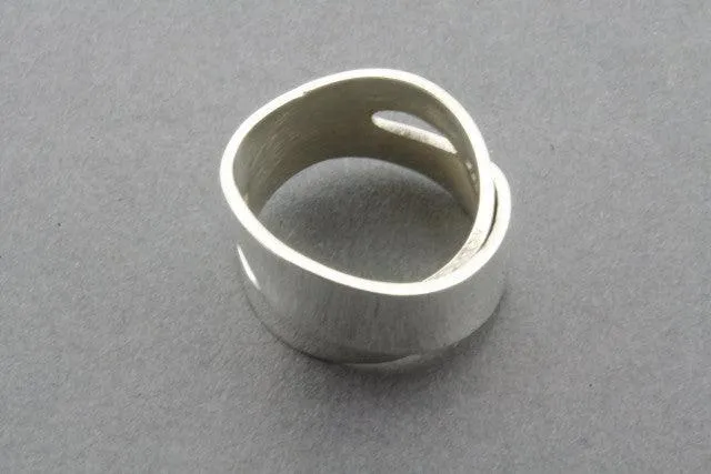 flat infinity twist ring